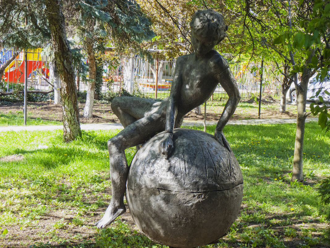 Мальчик  на  шаре - Валентин Семчишин