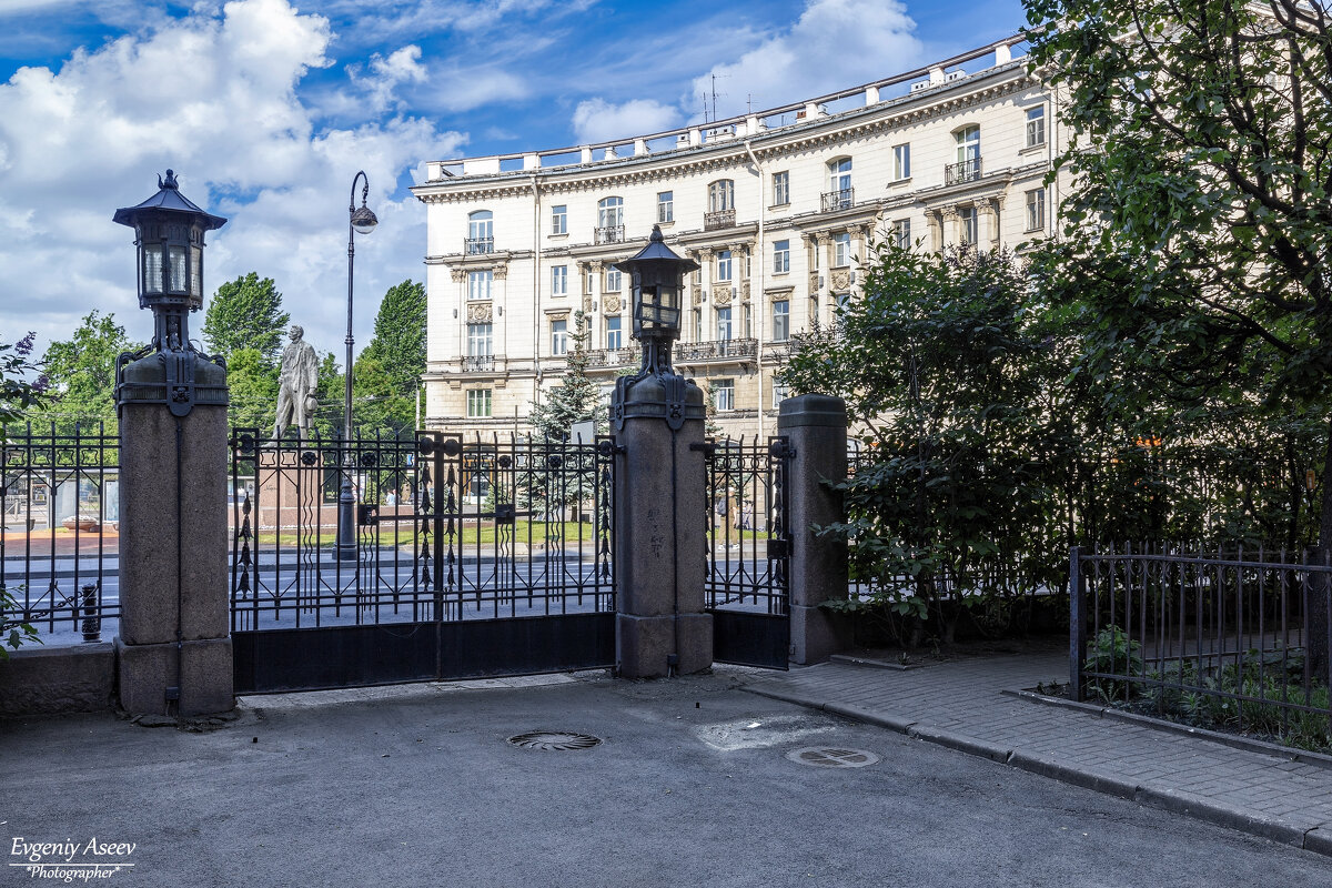 Петербургские дворы - Евгений Петербургские дворы - Евгений