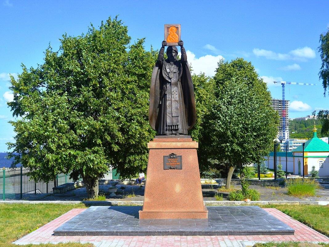 Чебоксары. Памятник Гурию Казанскому. - Пётр Чернега