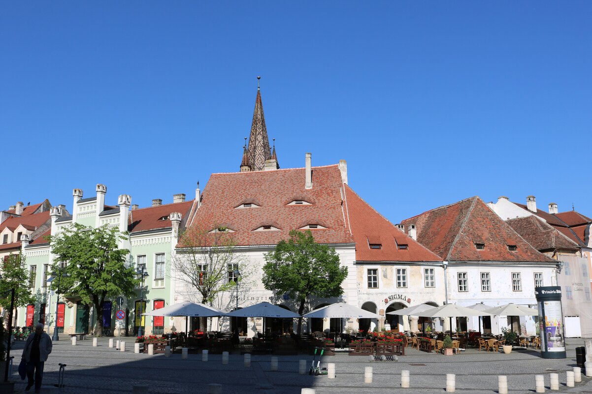 Большая площадь и глазастые дома - Светлана Баталий Большая площадь и глазастые дома - Светлана Баталий
