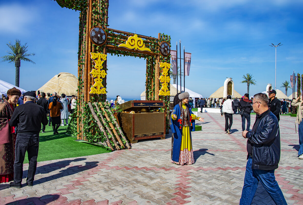 На площади - Анатолий Чикчирный