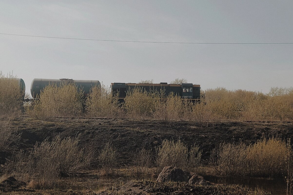 Состав с цистернами бежит качается, встречи с ним ты уже не жди. - Игорь Солдаткин Состав с цистернами бежит качается, встречи с ним ты уже не жди. - Игорь Солдаткин