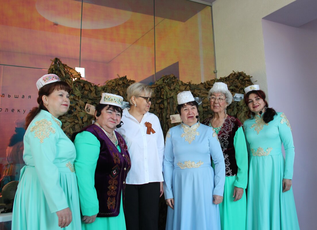 В библиотеке. - Венера Чуйкова