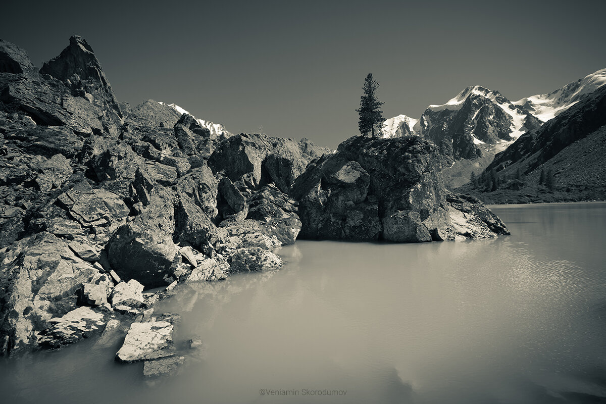 На горном утёсе, стоит одиноко - Вениамин Скородумов