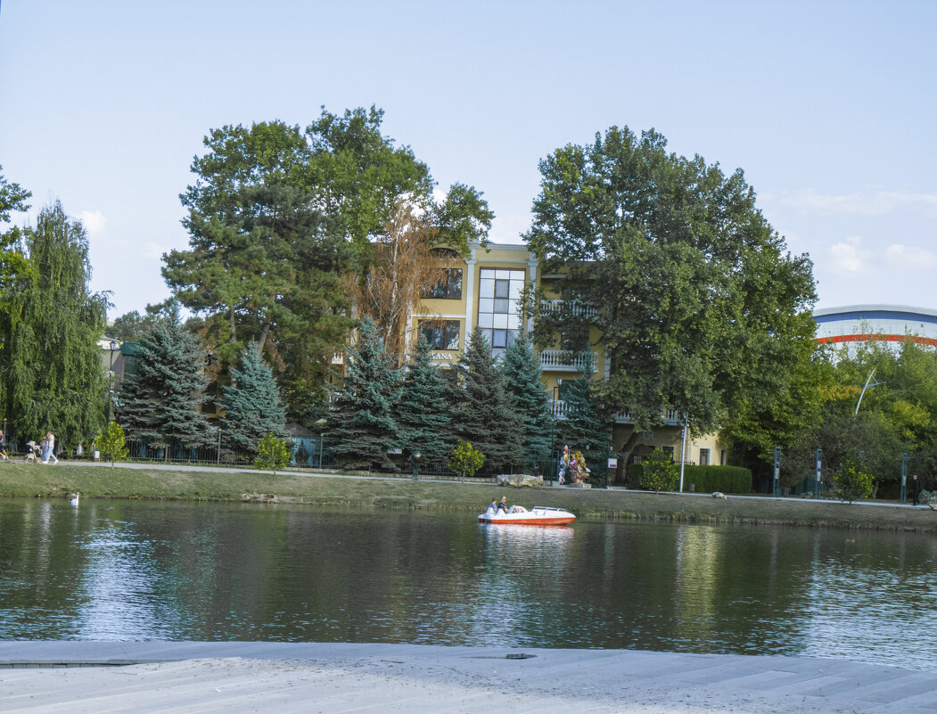 Гостиница Даяна утопает в зелени - Валентин Семчишин Гостиница Даяна утопает в зелени - Валентин Семчишин