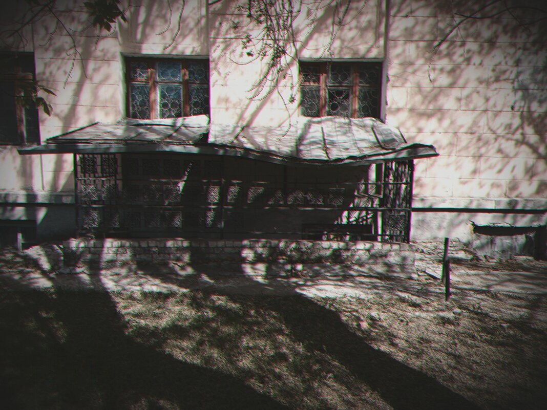 Кто-то пухлый свалился и погнул вход в подвал. - Игорь Солдаткин