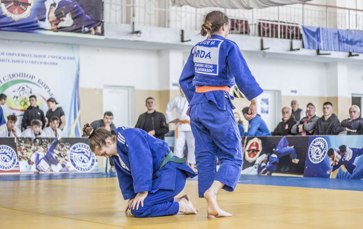 Красавицы дзюдоистки & перекур - Коля Лукашов