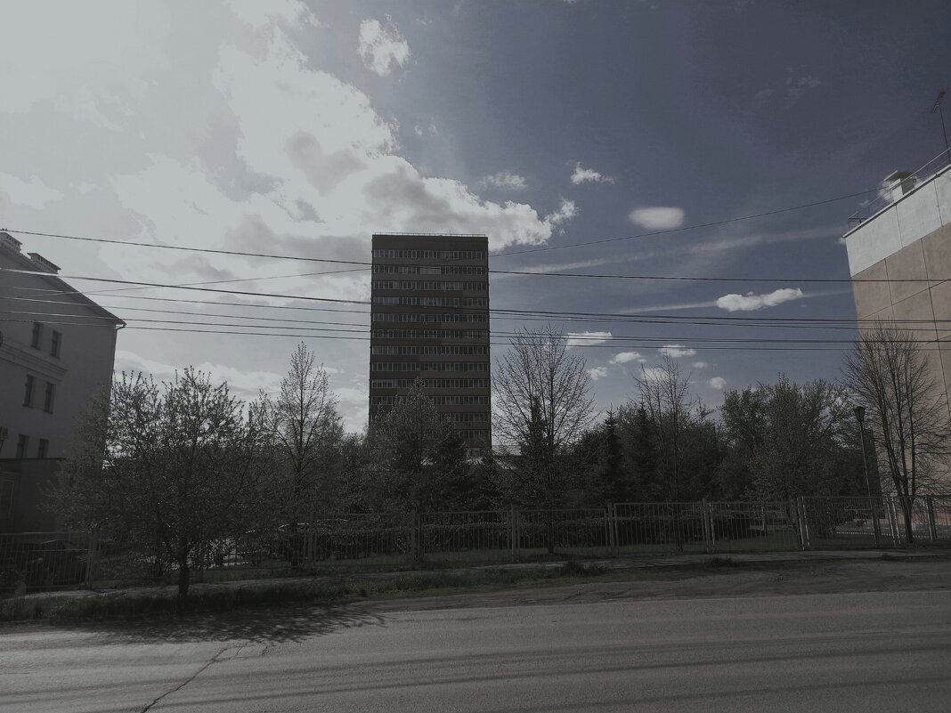 Одинокая многоэтажка. - Игорь Солдаткин