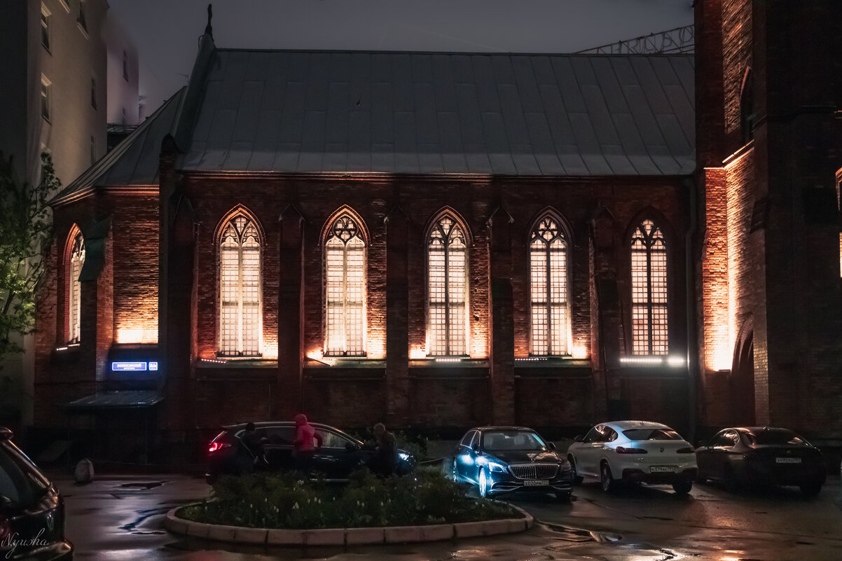 У старой англиканской церкви Св. Андрея - Nyusha .