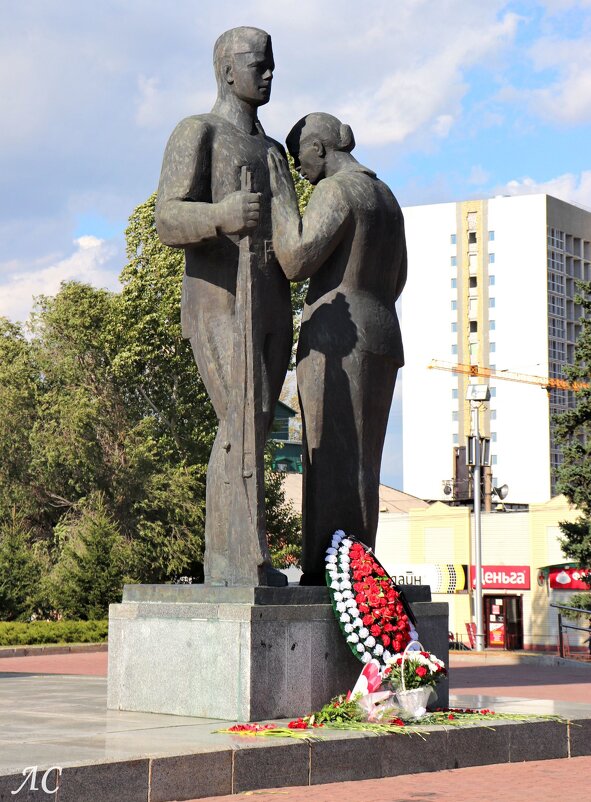 Скульптура матери и сына на мемориале славы в Барнауле - Любовь Сахарова
