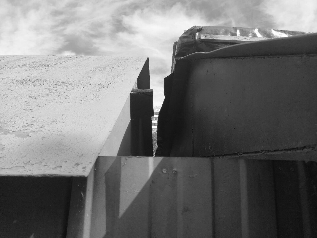 Жильё между гаражами проглядывает. - Игорь Солдаткин