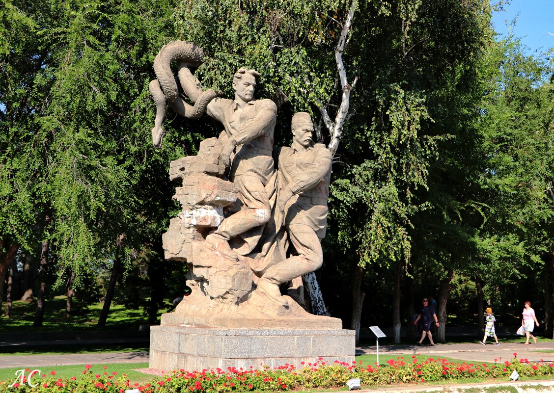 Площадь героев, Мамаев курган, Волгоград - Любовь Сахарова