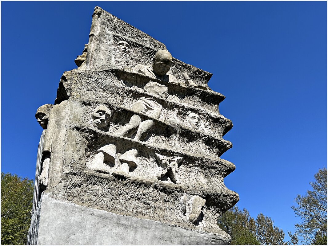 Фрагмент памятника узникам концлагеря. - Валерия Комова Фрагмент памятника узникам концлагеря. - Валерия Комова