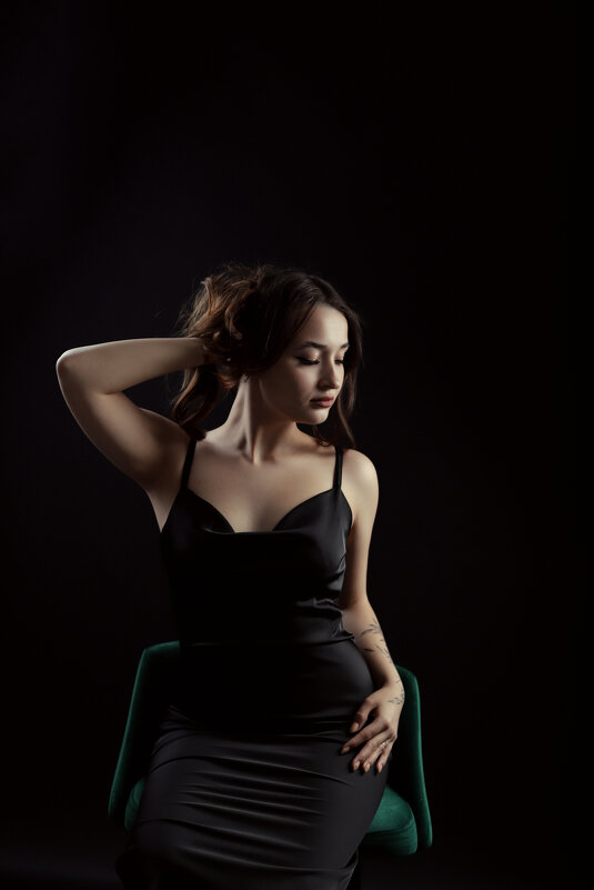 Девушка на черном. - Юлия Кравченко