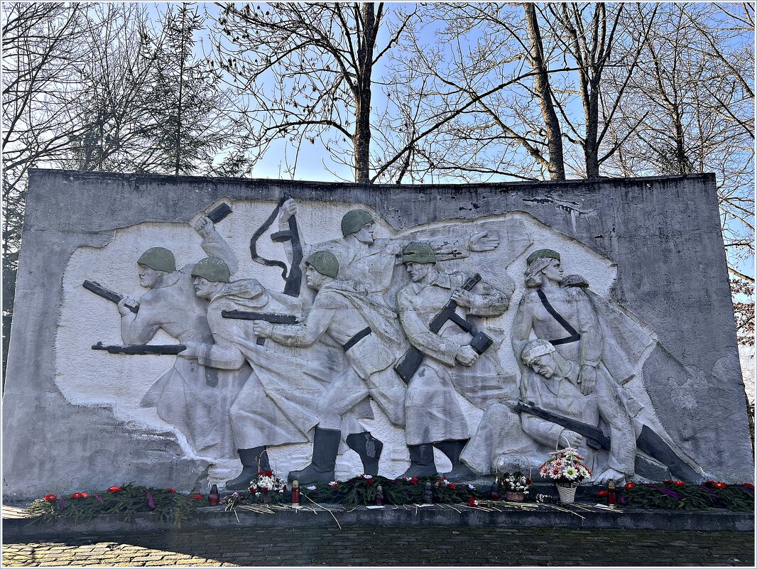 Памятник на братской могиле советских воинов. - Валерия Комова Памятник на братской могиле советских воинов. - Валерия Комова