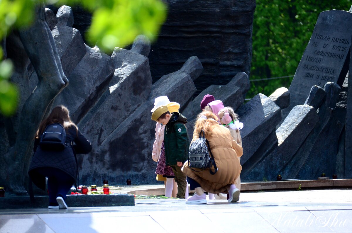 Фоторепортаж. Дети у монумента. 3 - Наталья Вязигина Фоторепортаж. Дети у монумента. 3 - Наталья Вязигина