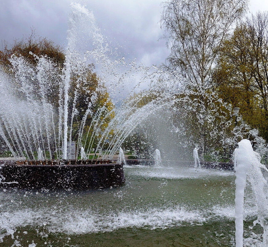 Городской фонтан. Непогода - Ирина Румянцева Городской фонтан. Непогода - Ирина Румянцева