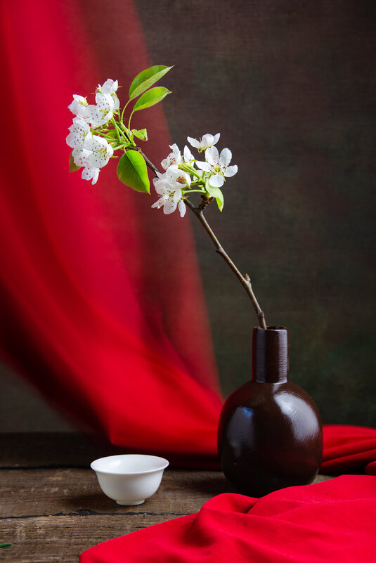 натюрморт с белыми цветами груши - Алексей Чигвинцев