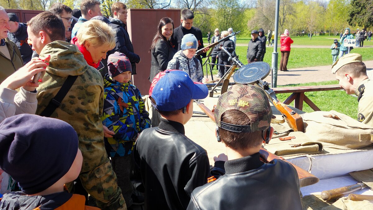 Будущим воинам всё интересно... - Sergey Gordoff Будущим воинам всё интересно... - Sergey Gordoff