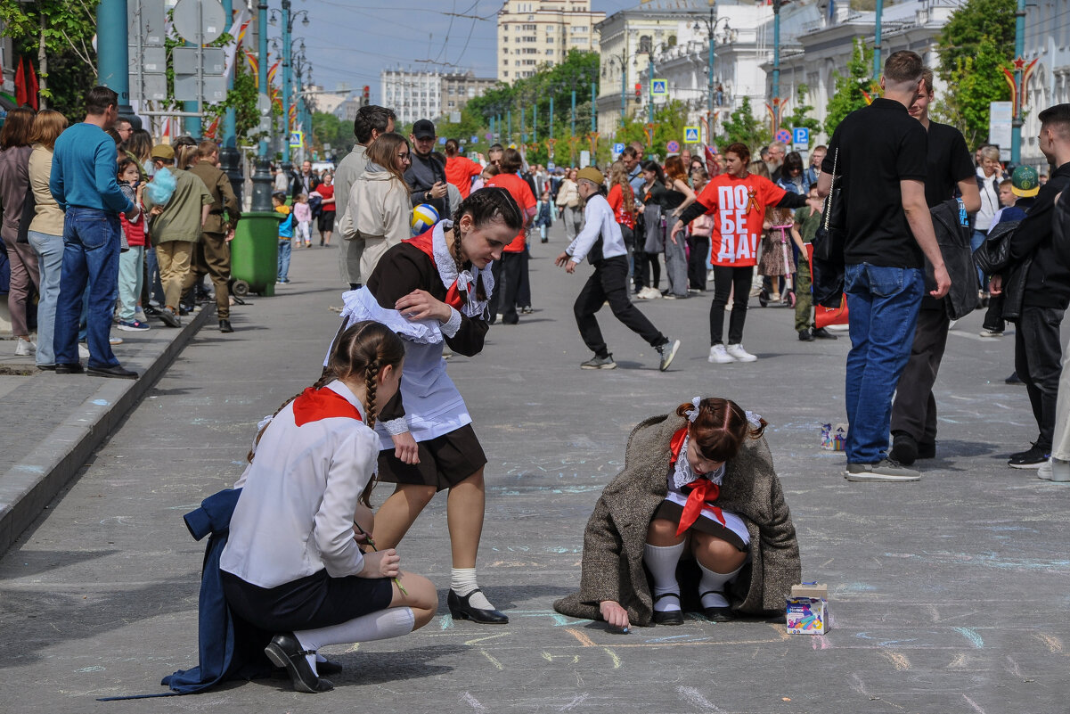 Проспект превратился в прогулочную площадку - Татьяна Машошина Проспект превратился в прогулочную площадку - Татьяна Машошина