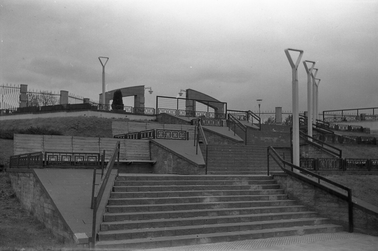 ступеньки возле сквера - Игорь Бухало