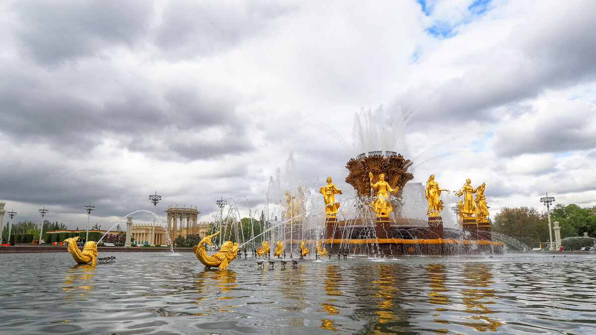 Где то на ВДНХ - юрий поляков