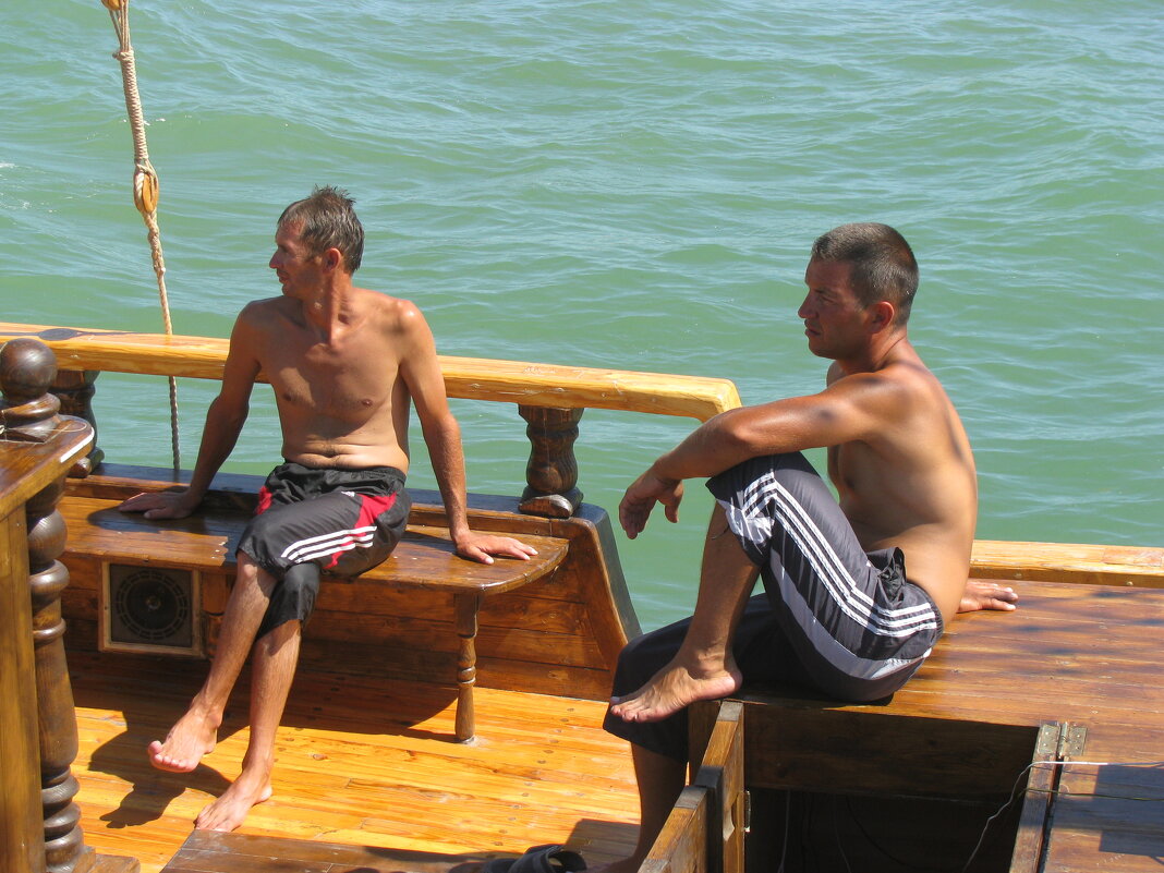 Экипаж прогулочного ботика в ожидании клиентов - Олег Зоркий Экипаж прогулочного ботика в ожидании клиентов - Олег Зоркий