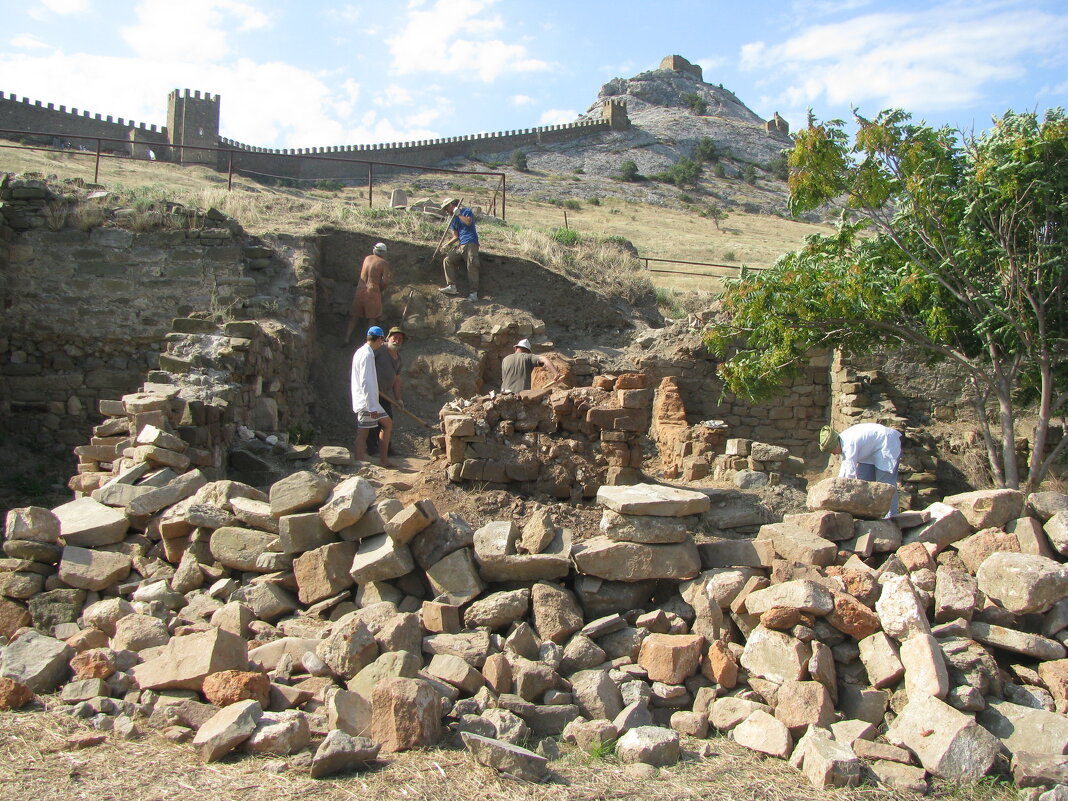 Археологи в генуэзской крепости - Олег Зоркий Археологи в генуэзской крепости - Олег Зоркий