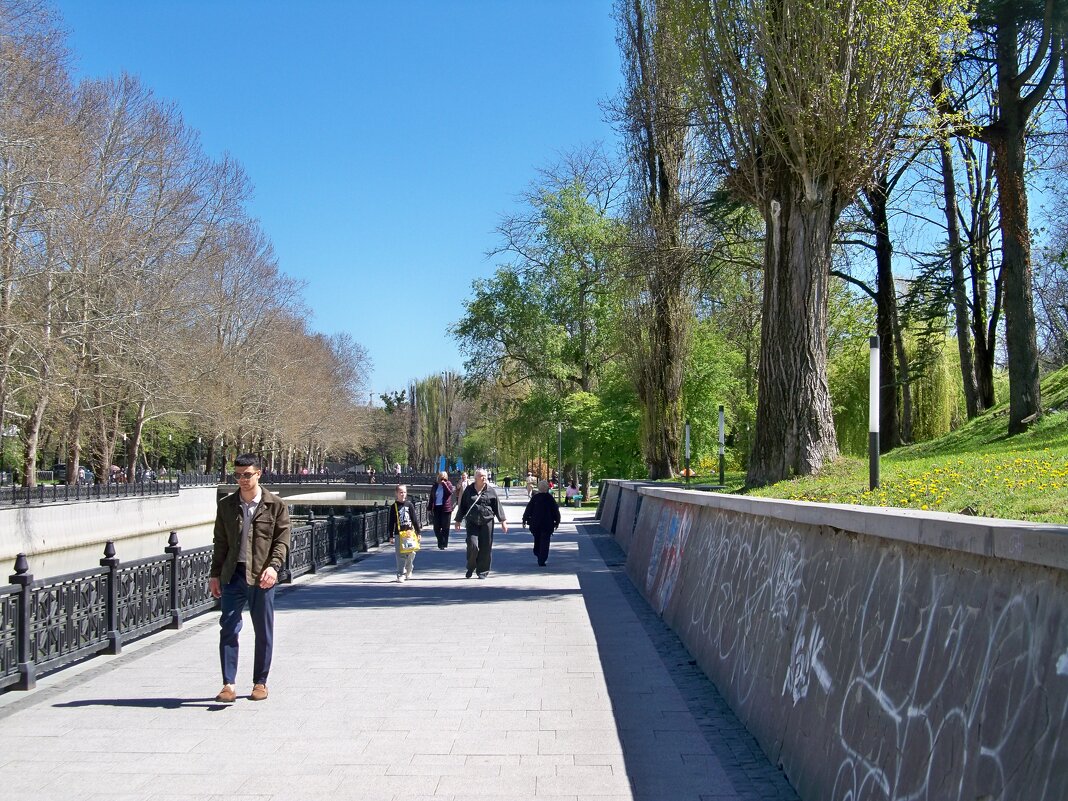 На  набережной  Салгира - Валентин Семчишин