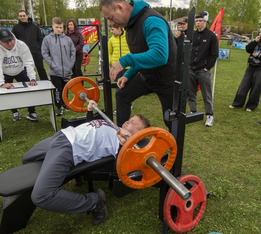 Мальчишка уверенно выжал штангу,которая тяжелее его самого - Сергей Цветков Мальчишка уверенно выжал штангу,которая тяжелее его самого - Сергей Цветков