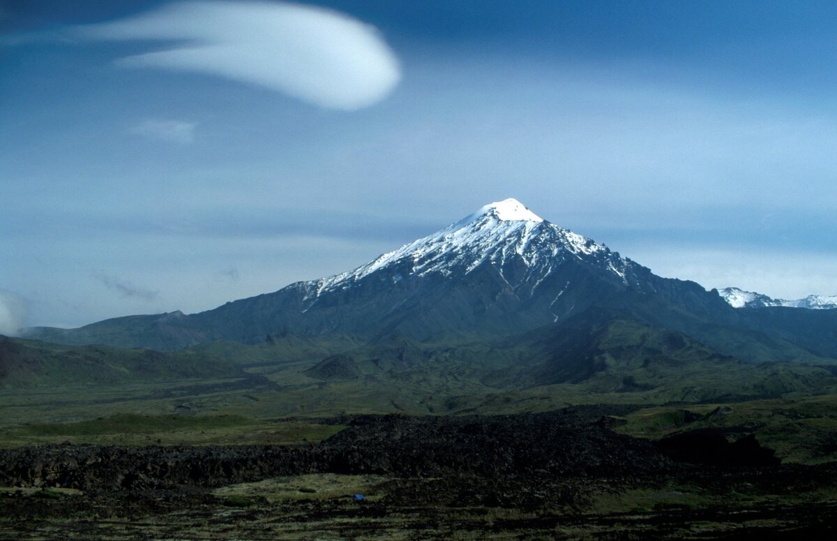 Камчатка. Острый Толбачик (3682 м) и Плоский Толбачик (действующий, высота 3140 м) - Михаил Свиденцов Камчатка. Острый Толбачик (3682 м) и Плоский Толбачик (действующий, высота 3140 м) - Михаил Свиденцов