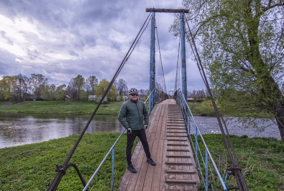 На подвесном мосту - Сергей Цветков