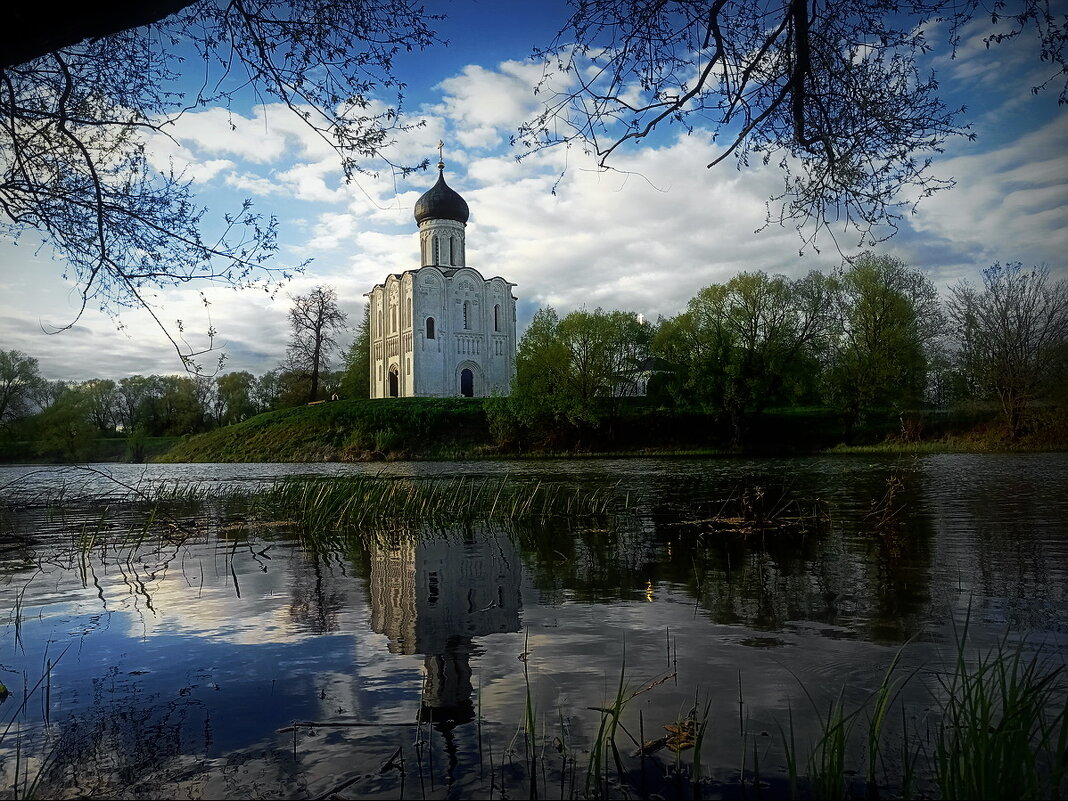 У храма Покрова... - Владимир Шошин