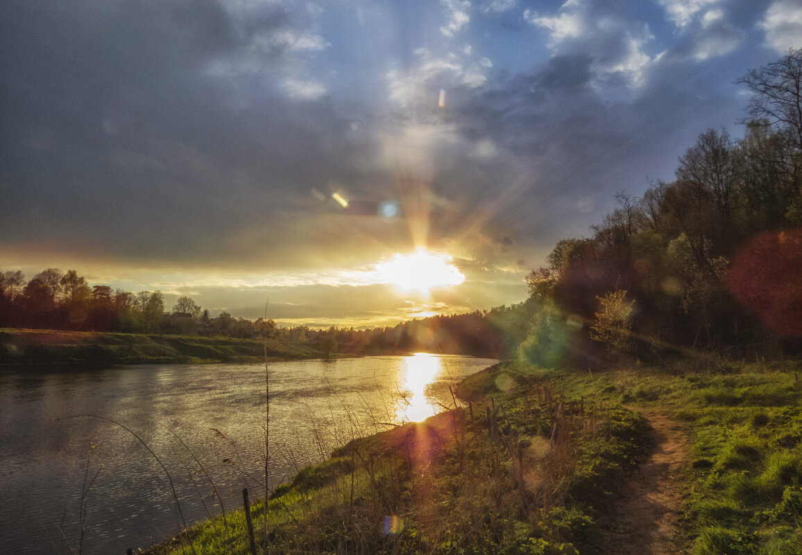Лучи и зайчики вечернего солнца - Сергей Цветков Лучи и зайчики вечернего солнца - Сергей Цветков