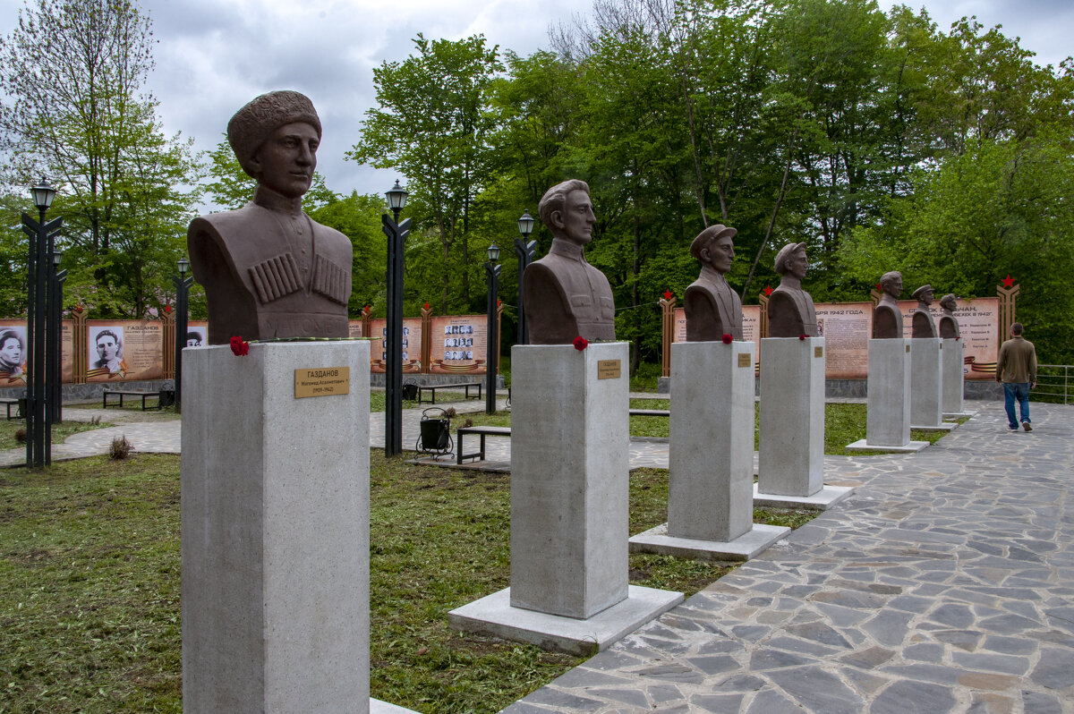 Дзуарикау. Мемориал семи братьям Газдановым и другим односельчанам, погибшим в Отечественную войну - Gen Дзуарикау. Мемориал семи братьям Газдановым и другим односельчанам, погибшим в Отечественную войну - Gen