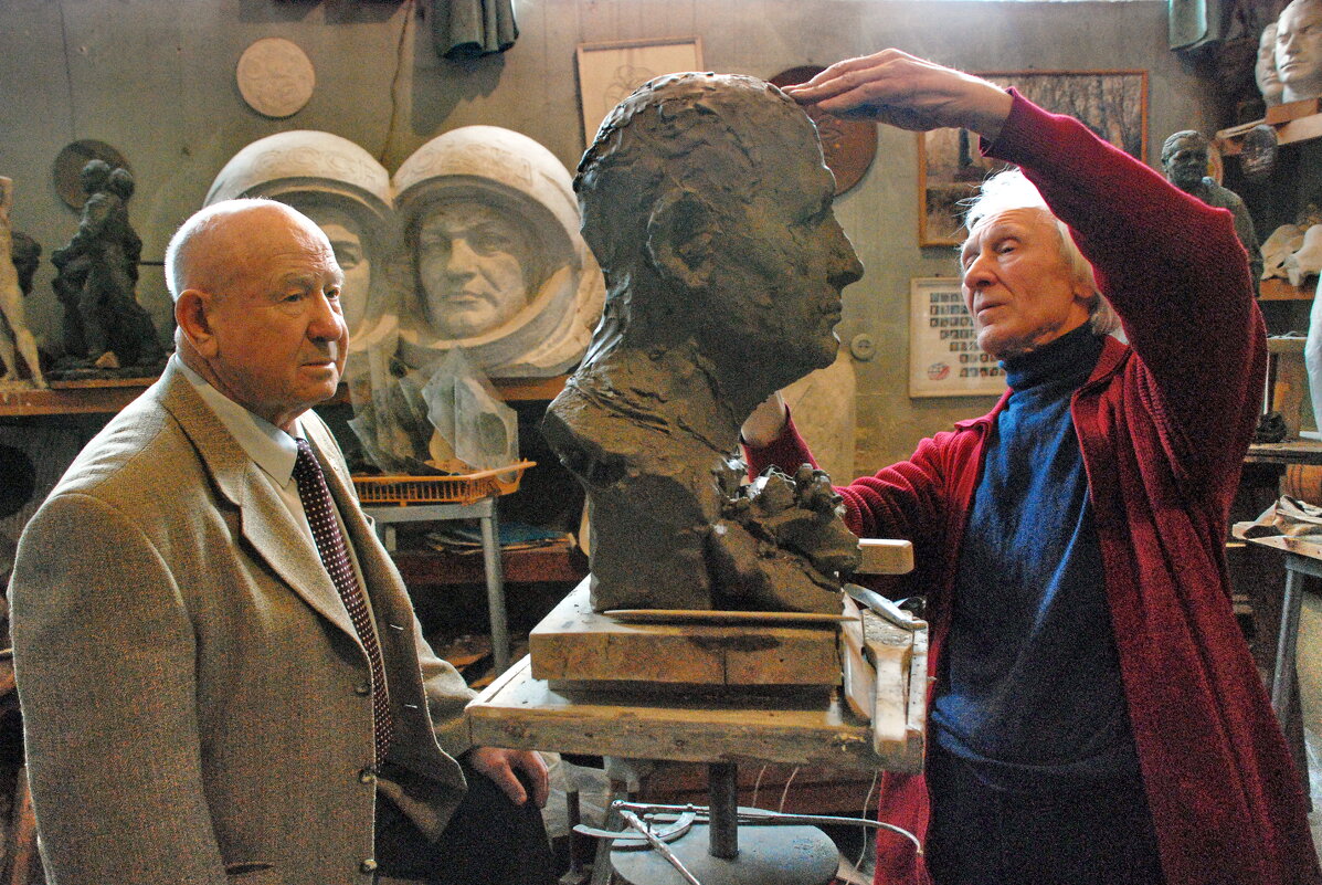 Космонавт Алексей Леонов в мастерской скульптора  Ивана Миско - Юрий Иванов