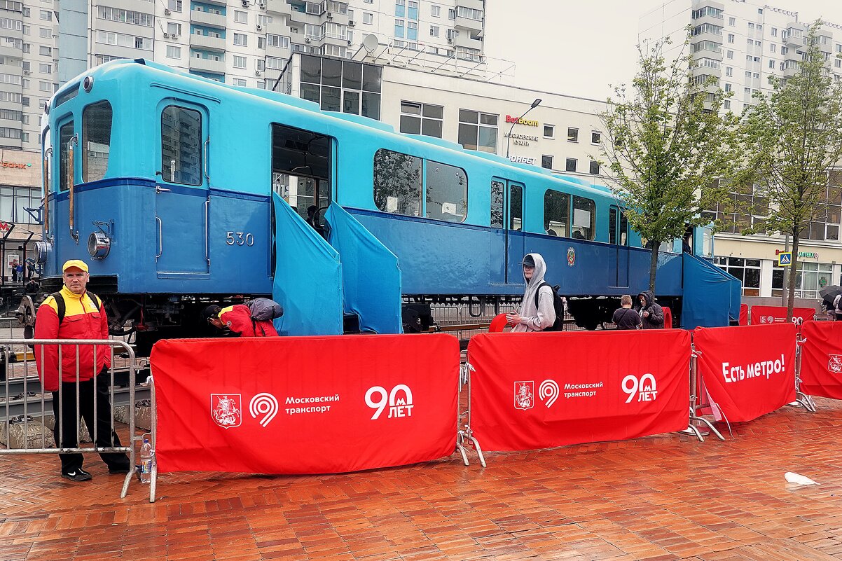 Исторический вагон метро в сквере у станции метро «Сокольники». - Татьяна Помогалова Исторический вагон метро в сквере у станции метро «Сокольники». - Татьяна Помогалова