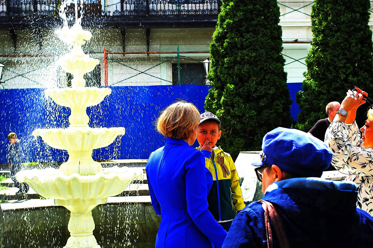 Артём у фонтана - Юрий Гайворонскiий