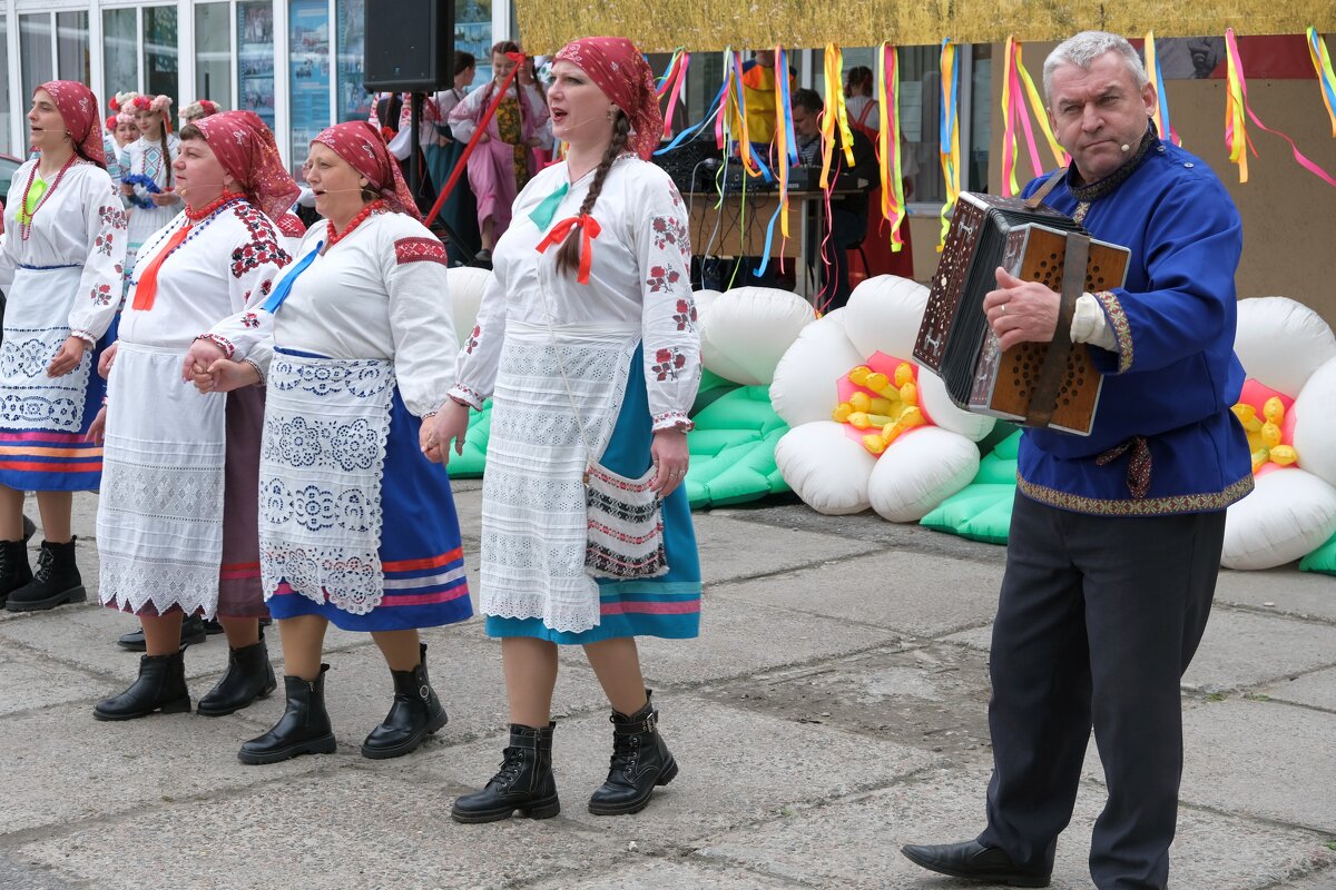 Народные артисты исполняют частушки - Евгений 