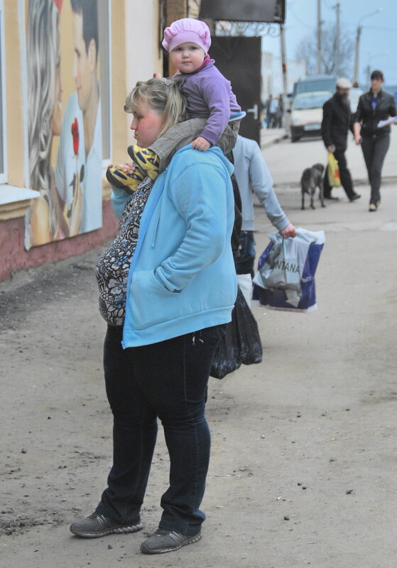 ПУХЛИКИ БЫВАЮТ РАЗНЫЕ. ОБЫЧНО ТЕ, ЧТО СНИЗУ ПОКРУПНЕЕ. МЕЛКИЕ, КАК ПРАВИЛО, СВЕРХУ. НЕ ЗНАЮ ПОЧЕМУ. - Юрий Вовк