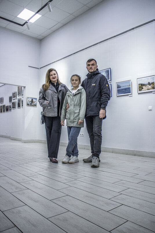 Прекрасная фотохудожница Иринушка & её брат с племянницей на нашей выставке в Тирасполе - Коля Лукашов