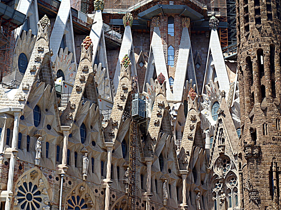 Барселона. Храм Святого Семейства. - Владимир Драгунский Барселона. Храм Святого Семейства. - Владимир Драгунский