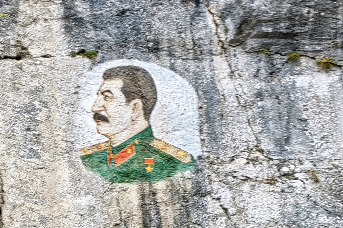 Портрет И.В. Сталина на скале - Gen 