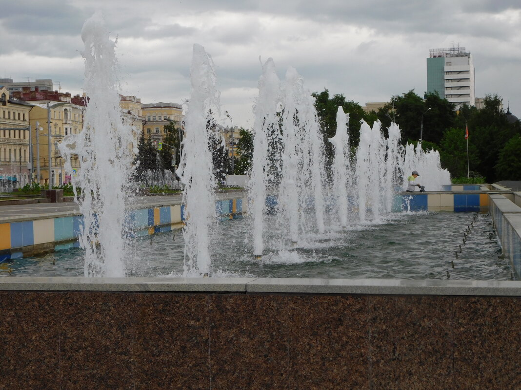 Фонтан у театра Камала. - Наиля 