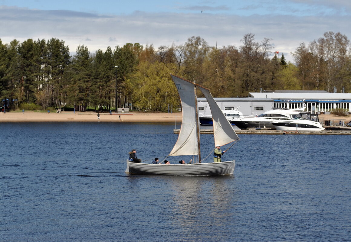 Шестивёсельный ял под парусом против течения при попутном ветре - AleksSPb Лесниченко