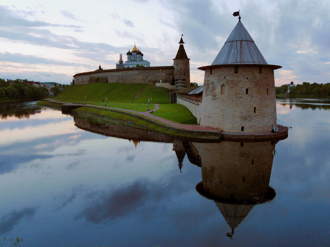 Псков. Кремль. Синий час. - Alexey YakovLev Псков. Кремль. Синий час. - Alexey YakovLev