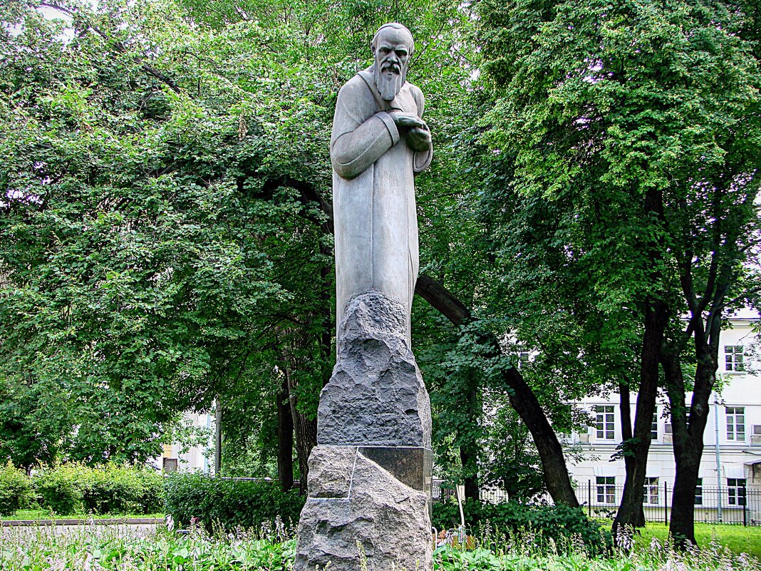Памятник Достоевскому в сквере больницы - Анатолий Колосов