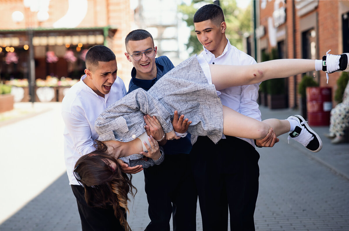 Два раза уронили, зато аккуратно поставили.. - Лилия .