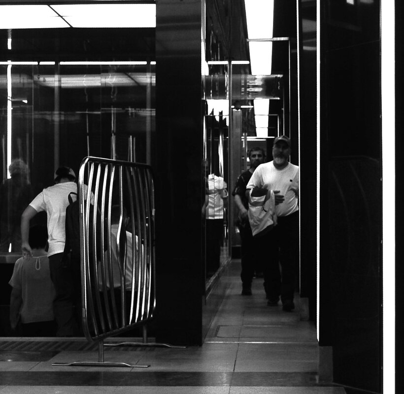 В лабиринтах метро. - Василий Палий