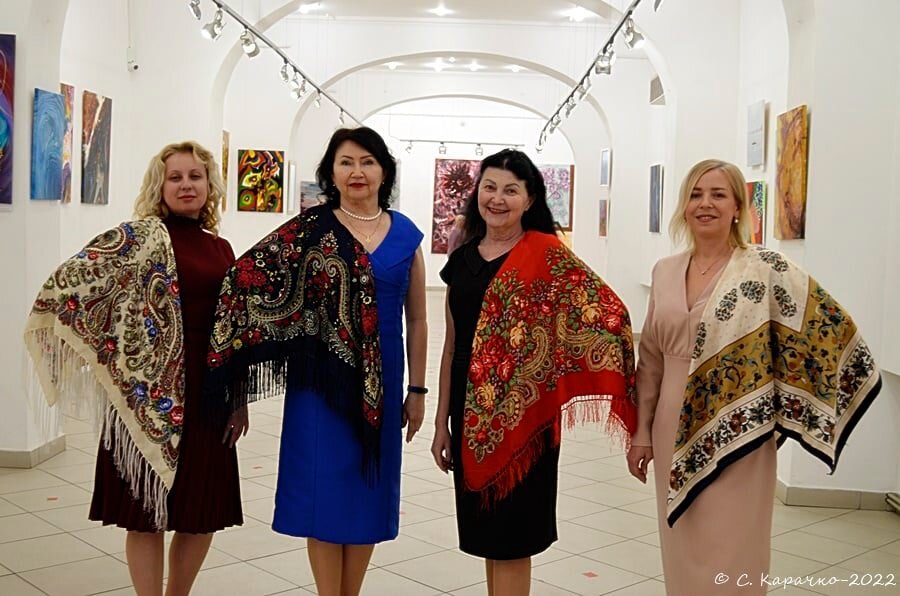 Творчий настрій художниць - Степан Карачко